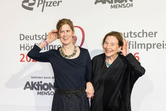 Deutscher Hörfilmpreis, Preisverleihung im Kino Colosseum, Berlin, 24.03.2026 Eva Luise Köhler mit Tochter Ulrike Köhler vor der Preisverleihung zum Deutschen Hörfilmpreis im Berliner Kino Colosseum am 24.03.2026 Berlin Kino Collosseum Copyright: xBenxKriemannx