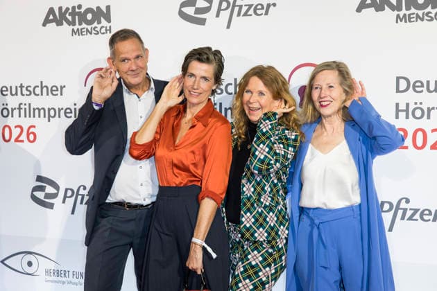 Deutscher Hörfilmpreis, Preisverleihung im Kino Colosseum, Berlin, 24.03.2026 Klaus-Peter Grap, Julia Bremermann, Marion Kracht und Petra Zieser vor der Preisverleihung zum Deutschen Hörfilmpreis im Berliner Kino Colosseum am 24.03.2026 Berlin Kino Collosseum Copyright: xBenxKriemannx
