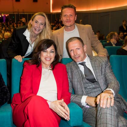 Deutscher Hörfilmpreis, Preisverleihung im Kino Colosseum, Berlin, 24.03.2026 Erste Reihe: Alice Brauner und Michael Zechbauer, zweite Reihe: Feo Aladag und Roman Knizka vor der Preisverleihung zum Deutschen Hörfilmpreis im Berliner Kino Colosseum am 24.03.2026 Berlin Kino Collosseum Copyright: xBenxKriemannx