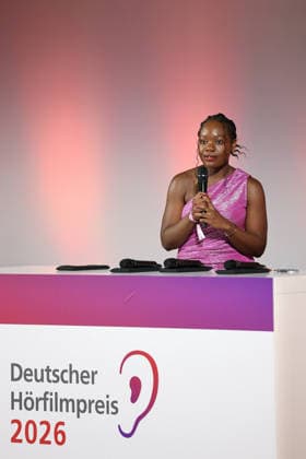 Deutscher Hörfilmpreis, Preisverleihung im Kino Colosseum, Berlin, 24.03.2026 Kathy Etoa hält die Laudatio für die Kategorie Dokumentation bei der Preisverleihung zum Deutschen Hörfilmpreis im Berliner Kino Colosseum am 24.03.2026 Berlin Kino Collosseum Copyright: xRenÃ xduxVinagex