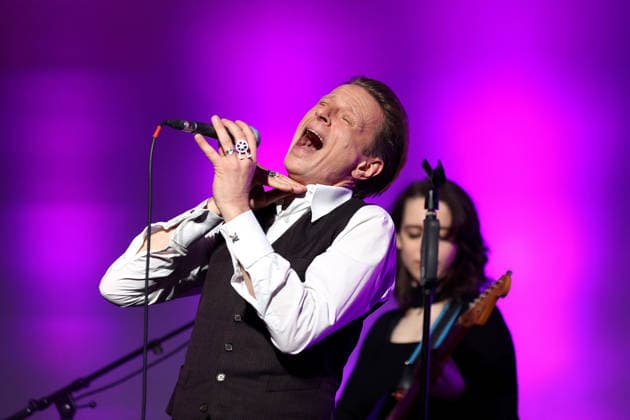 Deutscher Hörfilmpreis, Preisverleihung im Kino Colosseum, Berlin, 24.03.2026 Alexander Scheer singt David Bowie bei der Preisverleihung zum Deutschen Hörfilmpreis im Berliner Kino Colosseum am 24.03.2026 Berlin Kino Collosseum Copyright: xRenÃ xduxVinagex