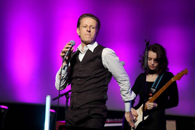 Deutscher Hörfilmpreis, Preisverleihung im Kino Colosseum, Berlin, 24.03.2026 Alexander Scheer singt David Bowie bei der Preisverleihung zum Deutschen Hörfilmpreis im Berliner Kino Colosseum am 24.03.2026 Berlin Kino Collosseum Copyright: xRenÃ xduxVinagex