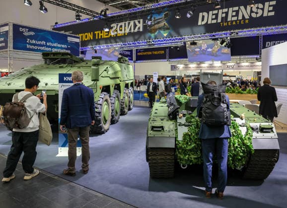 Duesseldorf, Nordrhein-Westfalen, Deutschland - KNDS, Das Militaerfahrzeug Boxer UxV CS (Control Station) von KNDS am Messestand auf der Messe XPONENTIAL Europe, Leitmesse fuer autonome Technologien & Robotik. KNDS (Krauss-Maffei Wegmann + Nexter Defense Systems) ist ein deutsch-französischer Panzerhersteller, der zu gleichen Teilen (50 50) der französischen Agence des participations de l Etat (Staat) und der deutschen Wegmann-Gruppe (Familien Bode Braunbehrens) gehört. Düsseldorf Nordrhein-Westfalen Deutschland *** Duesseldorf, North Rhine-Westphalia, Germany KNDS, The military vehicle Boxer UxV CS Control Station from KNDS at the exhibition stand at the XPONENTIAL Europe trade fair, leading trade fair for autonomous technologies Rob