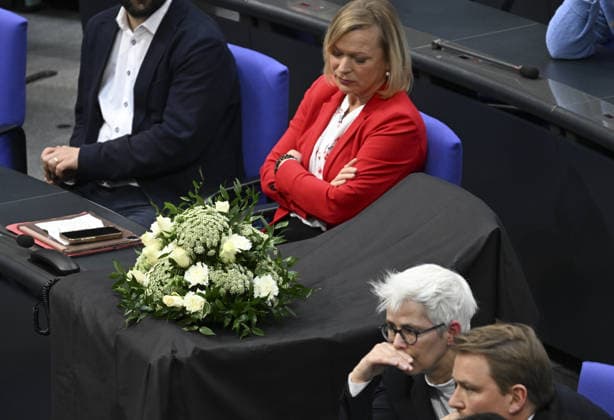 German Federal Parliament session BERLIN, GERMANY - MARCH 25: Members of the German Federal Parliament (Bundestag) hold a minute of silence at the start of a session for Carsten Traeger, a member of the Social Democratic Party (SPD) who passed away after falling ill while skiing, in Berlin, Germany on March 25, 2026. Halil Sagirkaya Anadolu Berlin Germany. Editorial use only. Please get in touch for any other usage.  Copyright: x2026xAnadoluxHalilxSagirkayax
