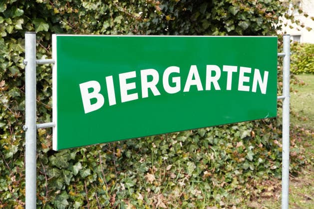 Biergartensaison, grünes Schild mit der Aufschrift Biergarten, Bierausschank im Freien, Jugendschutzgesetz *** Beer garden season, Green Shield with the Inscription Beer garden, Beer bar at Free, Youth Protection Act 1131608670