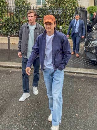 Entertainment Bilder des Tages Tom Holland leaves the Shangri La hotel in Paris on March 25, 2026 Gedeon Taieb Bestimage Tom Holland leaves the Shangri La hotel in Paris on March 25, 2026 Paris France  Copyright: xGedeonxTaiebx xBestimagexGedeonxTaiebx xBestimagex