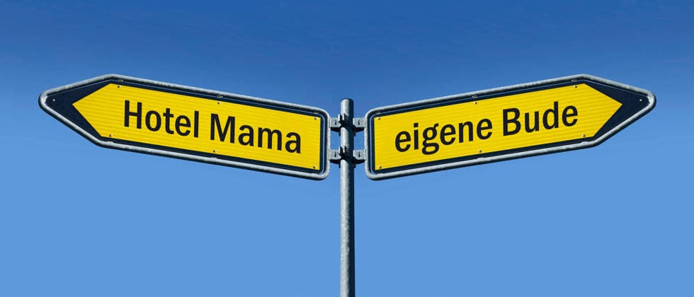 zwei Wegweiser mit Hotel Mama und eigene Bude Fotomontage: zwei Wegweiser mit Hotel Mama und eigene Bude, 25.03.2026, In zwei Richtungen zeigen Wegweiser mit den Schriftzügen Hotel Mama und eigene Bude. *** Two signposts with Hotel Mama and your own place Photomontage of two signposts with Hotel Mama and your own place, 25 03 2026, Signposts with the words Hotel Mama and your own place pointing in two directions