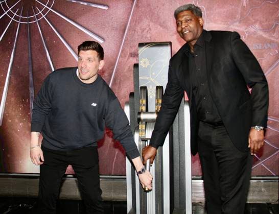 RECORD DATE NOT STATED Chris Distefano and Larry Johnson Visit the Empire State Building Ahead of the Thank You, NYPD Event at Madison Square Garden. (NEW) Chris Distefano and Larry Johnson Visit the Empire State Building Ahead of the Thank You, NYPD Event at Madison Square Garden. March 25, 2026, New York, USA: Chris Distefano, comedian and Larry Johnson (In suit), New York Knicks legend visit the Empire State Building Ahead of the Thank You, NYPD Event at Madison Square Garden. Credit: Niyi Fote Thenews2 (Foto: Niyi Fote Thenews2 imago images) Chris Distefano and Larry Johnson Visit the Empire State Building Ahead of the Thank You, NYPD Event at Madison Square Garden.  Copyright: xNiyixFotex