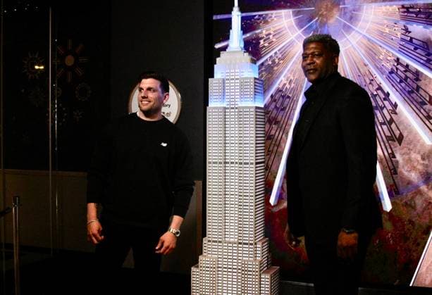RECORD DATE NOT STATED Chris Distefano and Larry Johnson Visit the Empire State Building Ahead of the Thank You, NYPD Event at Madison Square Garden. (NEW) Chris Distefano and Larry Johnson Visit the Empire State Building Ahead of the Thank You, NYPD Event at Madison Square Garden. March 25, 2026, New York, USA: Chris Distefano, comedian and Larry Johnson (In suit), New York Knicks legend visit the Empire State Building Ahead of the Thank You, NYPD Event at Madison Square Garden. Credit: Niyi Fote Thenews2 (Foto: Niyi Fote Thenews2 imago images) Chris Distefano and Larry Johnson Visit the Empire State Building Ahead of the Thank You, NYPD Event at Madison Square Garden.  Copyright: xNiyixFotex