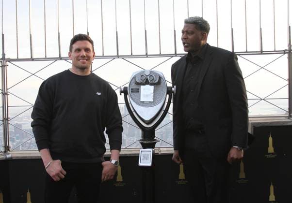 RECORD DATE NOT STATED Chris Distefano and Larry Johnson Visit the Empire State Building Ahead of the Thank You, NYPD Event at Madison Square Garden. (NEW) Chris Distefano and Larry Johnson Visit the Empire State Building Ahead of the Thank You, NYPD Event at Madison Square Garden. March 25, 2026, New York, USA: Chris Distefano, comedian and Larry Johnson (In suit), New York Knicks legend visit the Empire State Building Ahead of the Thank You, NYPD Event at Madison Square Garden. Credit: Niyi Fote Thenews2 (Foto: Niyi Fote Thenews2 imago images) Chris Distefano and Larry Johnson Visit the Empire State Building Ahead of the Thank You, NYPD Event at Madison Square Garden.  Copyright: xNiyixFotex