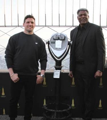 RECORD DATE NOT STATED Chris Distefano and Larry Johnson Visit the Empire State Building Ahead of the Thank You, NYPD Event at Madison Square Garden. (NEW) Chris Distefano and Larry Johnson Visit the Empire State Building Ahead of the Thank You, NYPD Event at Madison Square Garden. March 25, 2026, New York, USA: Chris Distefano, comedian and Larry Johnson (In suit), New York Knicks legend visit the Empire State Building Ahead of the Thank You, NYPD Event at Madison Square Garden. Credit: Niyi Fote Thenews2 (Foto: Niyi Fote Thenews2 imago images) Chris Distefano and Larry Johnson Visit the Empire State Building Ahead of the Thank You, NYPD Event at Madison Square Garden.  Copyright: xNiyixFotex