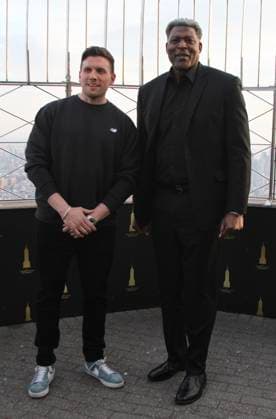 RECORD DATE NOT STATED Chris Distefano and Larry Johnson Visit the Empire State Building Ahead of the Thank You, NYPD Event at Madison Square Garden. (NEW) Chris Distefano and Larry Johnson Visit the Empire State Building Ahead of the Thank You, NYPD Event at Madison Square Garden. March 25, 2026, New York, USA: Chris Distefano, comedian and Larry Johnson (In suit), New York Knicks legend visit the Empire State Building Ahead of the Thank You, NYPD Event at Madison Square Garden. Credit: Niyi Fote Thenews2 (Foto: Niyi Fote Thenews2 imago images) Chris Distefano and Larry Johnson Visit the Empire State Building Ahead of the Thank You, NYPD Event at Madison Square Garden.  Copyright: xNiyixFotex