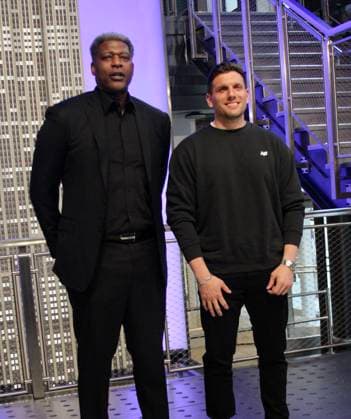 RECORD DATE NOT STATED Chris Distefano and Larry Johnson Visit the Empire State Building Ahead of the Thank You, NYPD Event at Madison Square Garden. (NEW) Chris Distefano and Larry Johnson Visit the Empire State Building Ahead of the Thank You, NYPD Event at Madison Square Garden. March 25, 2026, New York, USA: Chris Distefano, comedian and Larry Johnson (In suit), New York Knicks legend visit the Empire State Building Ahead of the Thank You, NYPD Event at Madison Square Garden. Credit: Niyi Fote Thenews2 (Foto: Niyi Fote Thenews2 imago images) Chris Distefano and Larry Johnson Visit the Empire State Building Ahead of the Thank You, NYPD Event at Madison Square Garden.  Copyright: xNiyixFotex