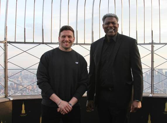 RECORD DATE NOT STATED Chris Distefano and Larry Johnson Visit the Empire State Building Ahead of the Thank You, NYPD Event at Madison Square Garden. (NEW) Chris Distefano and Larry Johnson Visit the Empire State Building Ahead of the Thank You, NYPD Event at Madison Square Garden. March 25, 2026, New York, USA: Chris Distefano, comedian and Larry Johnson (In suit), New York Knicks legend visit the Empire State Building Ahead of the Thank You, NYPD Event at Madison Square Garden. Credit: Niyi Fote Thenews2 (Foto: Niyi Fote Thenews2 imago images) Chris Distefano and Larry Johnson Visit the Empire State Building Ahead of the Thank You, NYPD Event at Madison Square Garden.  Copyright: xNiyixFotex
