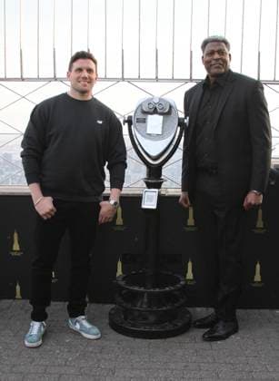 RECORD DATE NOT STATED Chris Distefano and Larry Johnson Visit the Empire State Building Ahead of the Thank You, NYPD Event at Madison Square Garden. (NEW) Chris Distefano and Larry Johnson Visit the Empire State Building Ahead of the Thank You, NYPD Event at Madison Square Garden. March 25, 2026, New York, USA: Chris Distefano, comedian and Larry Johnson (In suit), New York Knicks legend visit the Empire State Building Ahead of the Thank You, NYPD Event at Madison Square Garden. Credit: Niyi Fote Thenews2 (Foto: Niyi Fote Thenews2 imago images) Chris Distefano and Larry Johnson Visit the Empire State Building Ahead of the Thank You, NYPD Event at Madison Square Garden.  Copyright: xNiyixFotex