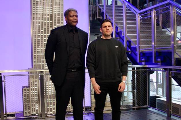 RECORD DATE NOT STATED Chris Distefano and Larry Johnson Visit the Empire State Building Ahead of the Thank You, NYPD Event at Madison Square Garden. (NEW) Chris Distefano and Larry Johnson Visit the Empire State Building Ahead of the Thank You, NYPD Event at Madison Square Garden. March 25, 2026, New York, USA: Chris Distefano, comedian and Larry Johnson (In suit), New York Knicks legend visit the Empire State Building Ahead of the Thank You, NYPD Event at Madison Square Garden. Credit: Niyi Fote Thenews2 (Foto: Niyi Fote Thenews2 imago images) Chris Distefano and Larry Johnson Visit the Empire State Building Ahead of the Thank You, NYPD Event at Madison Square Garden.  Copyright: xNiyixFotex