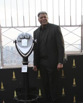 RECORD DATE NOT STATED Chris Distefano and Larry Johnson Visit the Empire State Building Ahead of the Thank You, NYPD Event at Madison Square Garden. (NEW) Chris Distefano and Larry Johnson Visit the Empire State Building Ahead of the Thank You, NYPD Event at Madison Square Garden. March 25, 2026, New York, USA: Larry Johnson, New York Knicks legend with Chris Distefano, comedian visit the Empire State Building Ahead of the Thank You, NYPD Event at Madison Square Garden. Credit: Niyi Fote Thenews2 (Foto: Niyi Fote Thenews2 imago images) Chris Distefano and Larry Johnson Visit the Empire State Building Ahead of the Thank You, NYPD Event at Madison Square Garden.  Copyright: xNiyixFotex