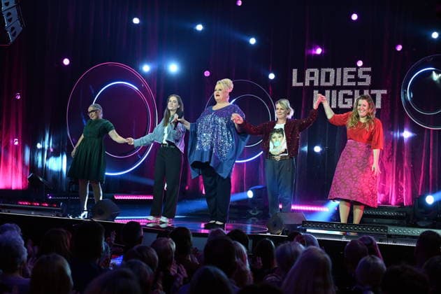 Rosemie Warth, l-r, Josepha Walter, Daphne de Luxe, Mirja Boes und Franziska Wanninger zu Gast bei der ARD Show Ladies Night die einzige Comedy- und Kabarettshow mit rein weiblicher Besetzung im deutschsprachigen Fernsehen. Sendetermin 25.04.2025 das Erste :