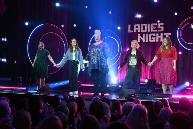 Rosemie Warth, l-r, Josepha Walter, Daphne de Luxe, Mirja Boes und Franziska Wanninger zu Gast bei der ARD Show Ladies Night die einzige Comedy- und Kabarettshow mit rein weiblicher Besetzung im deutschsprachigen Fernsehen. Sendetermin 25.04.2025 das Erste :