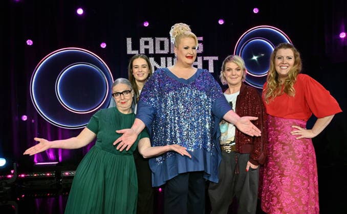 Rosemie Warth, l-r, Josepha Walter, Daphne de Luxe, Mirja Boes und Franziska Wanninger zu Gast bei der ARD Show Ladies Night die einzige Comedy- und Kabarettshow mit rein weiblicher Besetzung im deutschsprachigen Fernsehen. Sendetermin 25.04.2025 das Erste :