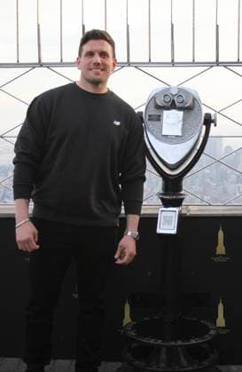 RECORD DATE NOT STATED Chris Distefano and Larry Johnson Visit the Empire State Building Ahead of the Thank You, NYPD Event at Madison Square Garden. (NEW) Chris Distefano and Larry Johnson Visit the Empire State Building Ahead of the Thank You, NYPD Event at Madison Square Garden. March 25, 2026, New York, USA: Chris Distefano, comedian with Larry Johnson (In suit), New York Knicks legend visit the Empire State Building Ahead of the Thank You, NYPD Event at Madison Square Garden. Credit: Niyi Fote Thenews2 (Foto: Niyi Fote Thenews2 imago images) Chris Distefano and Larry Johnson Visit the Empire State Building Ahead of the Thank You, NYPD Event at Madison Square Garden.  Copyright: xNiyixFotex
