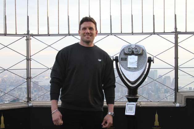 RECORD DATE NOT STATED Chris Distefano and Larry Johnson Visit the Empire State Building Ahead of the Thank You, NYPD Event at Madison Square Garden. (NEW) Chris Distefano and Larry Johnson Visit the Empire State Building Ahead of the Thank You, NYPD Event at Madison Square Garden. March 25, 2026, New York, USA: Chris Distefano, comedian with Larry Johnson (In suit), New York Knicks legend visit the Empire State Building Ahead of the Thank You, NYPD Event at Madison Square Garden. Credit: Niyi Fote Thenews2 (Foto: Niyi Fote Thenews2 imago images) Chris Distefano and Larry Johnson Visit the Empire State Building Ahead of the Thank You, NYPD Event at Madison Square Garden.  Copyright: xNiyixFotex