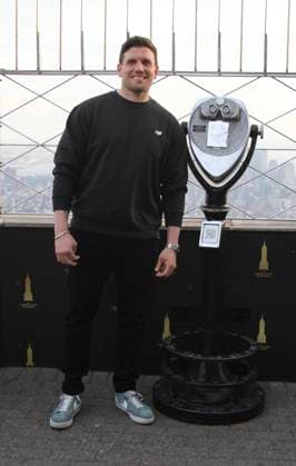 RECORD DATE NOT STATED Chris Distefano and Larry Johnson Visit the Empire State Building Ahead of the Thank You, NYPD Event at Madison Square Garden. (NEW) Chris Distefano and Larry Johnson Visit the Empire State Building Ahead of the Thank You, NYPD Event at Madison Square Garden. March 25, 2026, New York, USA: Chris Distefano, comedian with Larry Johnson (In suit), New York Knicks legend visit the Empire State Building Ahead of the Thank You, NYPD Event at Madison Square Garden. Credit: Niyi Fote Thenews2 (Foto: Niyi Fote Thenews2 imago images) Chris Distefano and Larry Johnson Visit the Empire State Building Ahead of the Thank You, NYPD Event at Madison Square Garden.  Copyright: xNiyixFotex