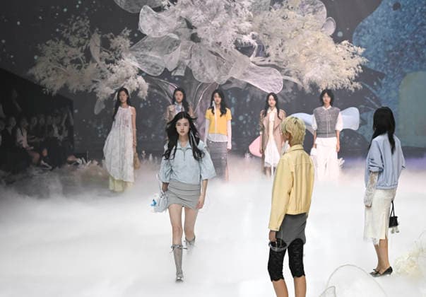 (260326) -- SHANGHAI, March 26, 2026 -- Models present creations of HPLY during the 2026 Autumn Winter Shanghai Fashion Week in east China s Shanghai, March 25, 2026. The fashion week opened here on Wednesday. ) CHINA-SHANGHAI-FASHION WEEK(CN) ChenxHaoming 