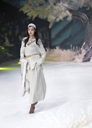 (260326) -- SHANGHAI, March 26, 2026 -- A model presents a creation of HPLY during the 2026 Autumn Winter Shanghai Fashion Week in east China s Shanghai, March 25, 2026. The fashion week opened here on Wednesday. ) CHINA-SHANGHAI-FASHION WEEK(CN) ChenxHaoming 