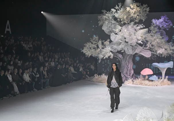 (260326) -- SHANGHAI, March 26, 2026 -- A model presents a creation of HPLY during the 2026 Autumn Winter Shanghai Fashion Week in east China s Shanghai, March 25, 2026. The fashion week opened here on Wednesday. ) CHINA-SHANGHAI-FASHION WEEK(CN) ChenxHaoming 