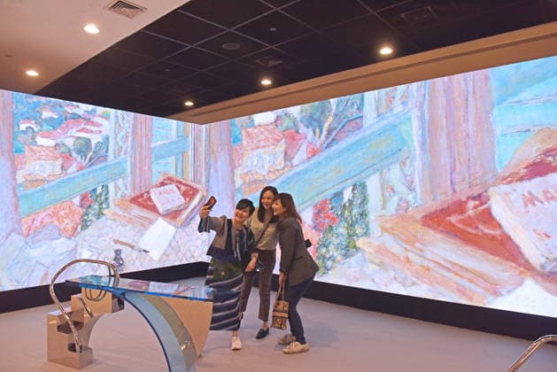 (260326) -- HONG KONG, March 26, 2026 -- Visitors take selfies at the preview of Art Basel Hong Kong 2026 at the Hong Kong Convention and Exhibition Center in south China s Hong Kong, March 25, 2026. Art Basel Hong Kong 2026 held its preview here on Wednesday, bringing together 240 galleries from 41 countries and regions. Featuring six themed sectors and programs, the fair will open to the public from Friday to Sunday. ) CHINA-HONG KONG-ART BASEL-PREVIEW (CN) ChenxDuo 