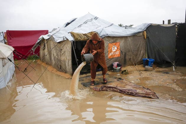 News Bilder des Tages Heavy rain floods tents of displaced Palestinians in Gaza DEIR AL BALAH, GAZA - MARCH 26: Palestinians battle with cold and rainy weather that causes large water puddles and floods the makeshift tents in Deir al Balah, Gaza on March 26, 2026. Stringer Anadolu Deir Al Balah Gaza. Editorial use only. Please get in touch for any other usage.  Copyright: x2026xAnadoluxStringerx