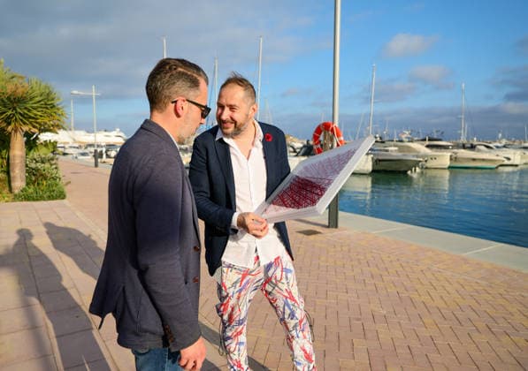 Kunst - Vernissage - Adrian Bedoy x Andy Warhol - Zwei Perspektiven auf das Licht, die Neuerfindung der Fotografie am 10. und 11. April 2026 - Künstler Adrian Bedoy mit einem seiner Werke Puerto Portals Pink Panthers Collectors Club Mallorca Spanien