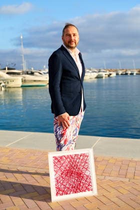 Kunst - Vernissage - Adrian Bedoy x Andy Warhol - Zwei Perspektiven auf das Licht, die Neuerfindung der Fotografie am 10. und 11. April 2026 - Künstler Adrian Bedoy mit einem seiner Werke Puerto Portals Pink Panthers Collectors Club Mallorca Spanien