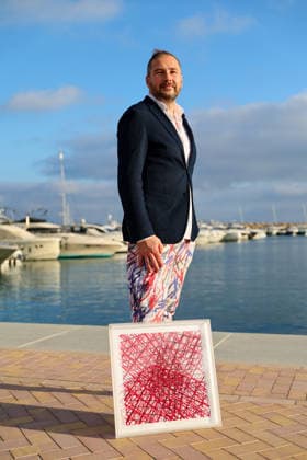 Kunst - Vernissage - Adrian Bedoy x Andy Warhol - Zwei Perspektiven auf das Licht, die Neuerfindung der Fotografie am 10. und 11. April 2026 - Künstler Adrian Bedoy mit einem seiner Werke Puerto Portals Pink Panthers Collectors Club Mallorca Spanien