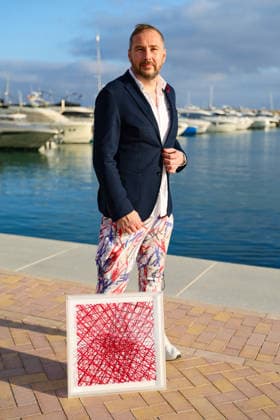 Kunst - Vernissage - Adrian Bedoy x Andy Warhol - Zwei Perspektiven auf das Licht, die Neuerfindung der Fotografie am 10. und 11. April 2026 - Künstler Adrian Bedoy mit einem seiner Werke Puerto Portals Pink Panthers Collectors Club Mallorca Spanien