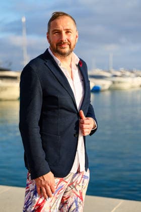 Kunst - Vernissage - Adrian Bedoy x Andy Warhol - Zwei Perspektiven auf das Licht, die Neuerfindung der Fotografie am 10. und 11. April 2026 - Künstler Adrian Bedoy mit einem seiner Werke Puerto Portals Pink Panthers Collectors Club Mallorca Spanien