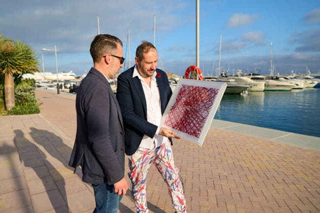 Kunst - Vernissage - Adrian Bedoy x Andy Warhol - Zwei Perspektiven auf das Licht, die Neuerfindung der Fotografie am 10. und 11. April 2026 - Künstler Adrian Bedoy mit einem seiner Werke Puerto Portals Pink Panthers Collectors Club Mallorca Spanien