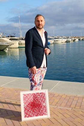 Kunst - Vernissage - Adrian Bedoy x Andy Warhol - Zwei Perspektiven auf das Licht, die Neuerfindung der Fotografie am 10. und 11. April 2026 - Künstler Adrian Bedoy mit einem seiner Werke Puerto Portals Pink Panthers Collectors Club Mallorca Spanien