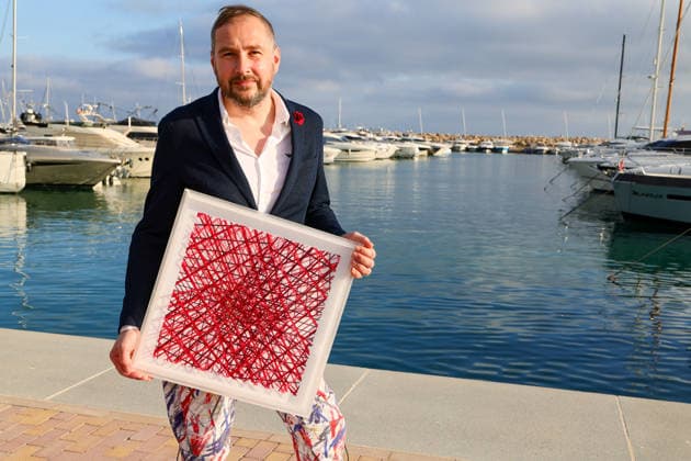 Kunst - Vernissage - Adrian Bedoy x Andy Warhol - Zwei Perspektiven auf das Licht, die Neuerfindung der Fotografie am 10. und 11. April 2026 - Künstler Adrian Bedoy mit einem seiner Werke Puerto Portals Pink Panthers Collectors Club Mallorca Spanien