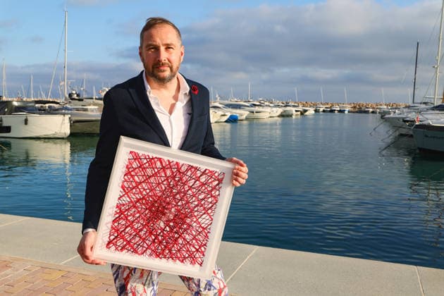 Kunst - Vernissage - Adrian Bedoy x Andy Warhol - Zwei Perspektiven auf das Licht, die Neuerfindung der Fotografie am 10. und 11. April 2026 - Künstler Adrian Bedoy mit einem seiner Werke Puerto Portals Pink Panthers Collectors Club Mallorca Spanien