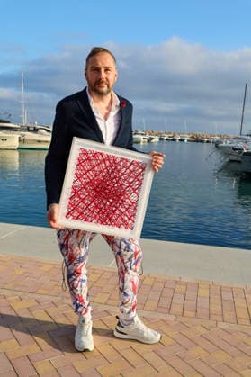 Kunst - Vernissage - Adrian Bedoy x Andy Warhol - Zwei Perspektiven auf das Licht, die Neuerfindung der Fotografie am 10. und 11. April 2026 - Künstler Adrian Bedoy mit einem seiner Werke Puerto Portals Pink Panthers Collectors Club Mallorca Spanien