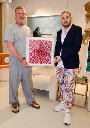 Kunst - Vernissage - Adrian Bedoy x Andy Warhol - Zwei Perspektiven auf das Licht, die Neuerfindung der Fotografie am 10. und 11.. April 2026 - Galerist Felix Wille mit Künstler Adrian Beboy (re.) Puerto Portals Pink Panthers Collectors Club Mallorca Spanien