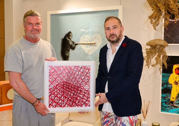 Kunst - Vernissage - Adrian Bedoy x Andy Warhol - Zwei Perspektiven auf das Licht, die Neuerfindung der Fotografie am 10. und 11.. April 2026 - Galerist Felix Wille mit Künstler Adrian Beboy (re.) Puerto Portals Pink Panthers Collectors Club Mallorca Spanien