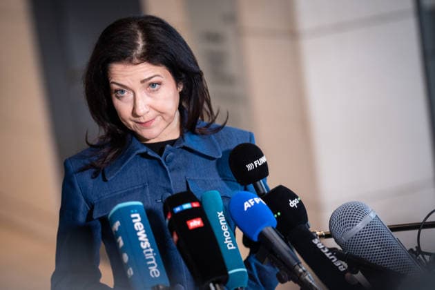 Pressestatement der Bundesministerin für Wirtschaft und Energie, Katherina Reiche, im Deutschen Bundestag (Reichstagsgebäude, am Rande der Parlamentssitzung);Pressestatement der Bundeswirtschaftsministerin Reiche zum Kraftstoffmaßnahmenpaket der Bundesregierung, Berlin Berlin Deutschland Bundestag *** Press statement by the Federal Minister for Economic Affairs and Energy, Katherina Reiche, in the German Bundestag Reichstag building, on the fringes of the parliamentary session Press statement by the Federal Minister for Economic Affairs and Energy, Katherina Reiche, on the Federal Governments fuel measures package, Berlin Berlin Germany Bundestag