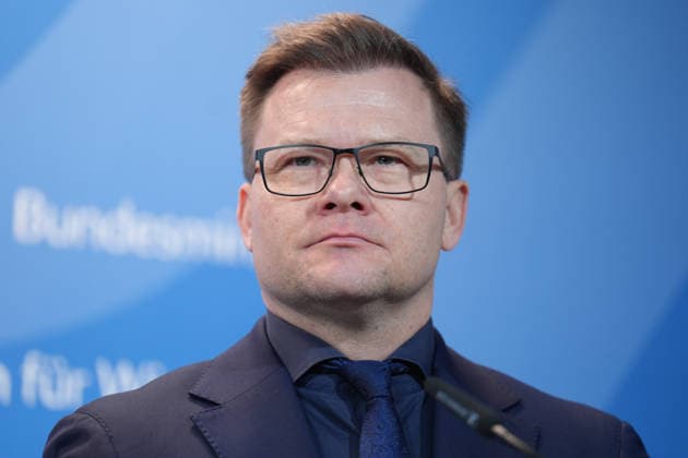 Pressekonferenz zur Vorstellung der Chemieagenda mit Wirtschaftsministerin Reiche Carsten Schneider, Bundesminister für Umwelt, Klimaschutz, Naturschutz und nukleare Sicherheit im Portrait bei der Pressekonferenz zur Vorstellung der Chemieagenda im Bundesministerium fuer Wirtschaft und Energie, Berlin , 26.03.2026 Berlin Berlin Deutschland *** Press conference on the presentation of the Chemicals Agenda with Economics Minister Reiche Carsten Schneider, Federal Minister for the Environment, Climate Protection, Nature Conservation and Nuclear Safety at the press conference on the presentation of the Chemicals Agenda at the Federal Ministry for Economic Affairs and Energy, Berlin , 26 03 2026 Berlin Berlin Germany