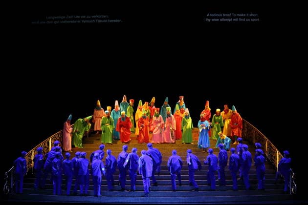 Ensemble während der Fotoprobe für Belshazzar in der Komischen Oper im Schillertheater in Berlin, 25. März 2026. Oratorium in drei Akten von Georg Friedrich Händel. Musikalische Leitung George Petrou. Inszenierung, Bühne und Kostüme Herbert Fritsch. Premiere ist am 28. März 2026. Komische Oper Berlin Belshazzar