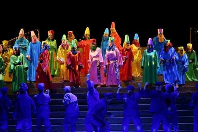 Ensemble während der Fotoprobe für Belshazzar in der Komischen Oper im Schillertheater in Berlin, 25. März 2026. Oratorium in drei Akten von Georg Friedrich Händel. Musikalische Leitung George Petrou. Inszenierung, Bühne und Kostüme Herbert Fritsch. Premiere ist am 28. März 2026. Komische Oper Berlin Belshazzar