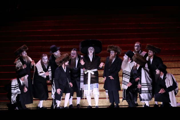 Ray Chenez (mittig, als Daniel) und Ensemble während der Fotoprobe für Belshazzar in der Komischen Oper im Schillertheater in Berlin, 25. März 2026. Oratorium in drei Akten von Georg Friedrich Händel. Musikalische Leitung George Petrou. Inszenierung, Bühne und Kostüme Herbert Fritsch. Premiere ist am 28. März 2026. Komische Oper Berlin Belshazzar