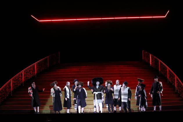 Ray Chenez (mittig, als Daniel) und Ensemble während der Fotoprobe für Belshazzar in der Komischen Oper im Schillertheater in Berlin, 25. März 2026. Oratorium in drei Akten von Georg Friedrich Händel. Musikalische Leitung George Petrou. Inszenierung, Bühne und Kostüme Herbert Fritsch. Premiere ist am 28. März 2026. Komische Oper Berlin Belshazzar